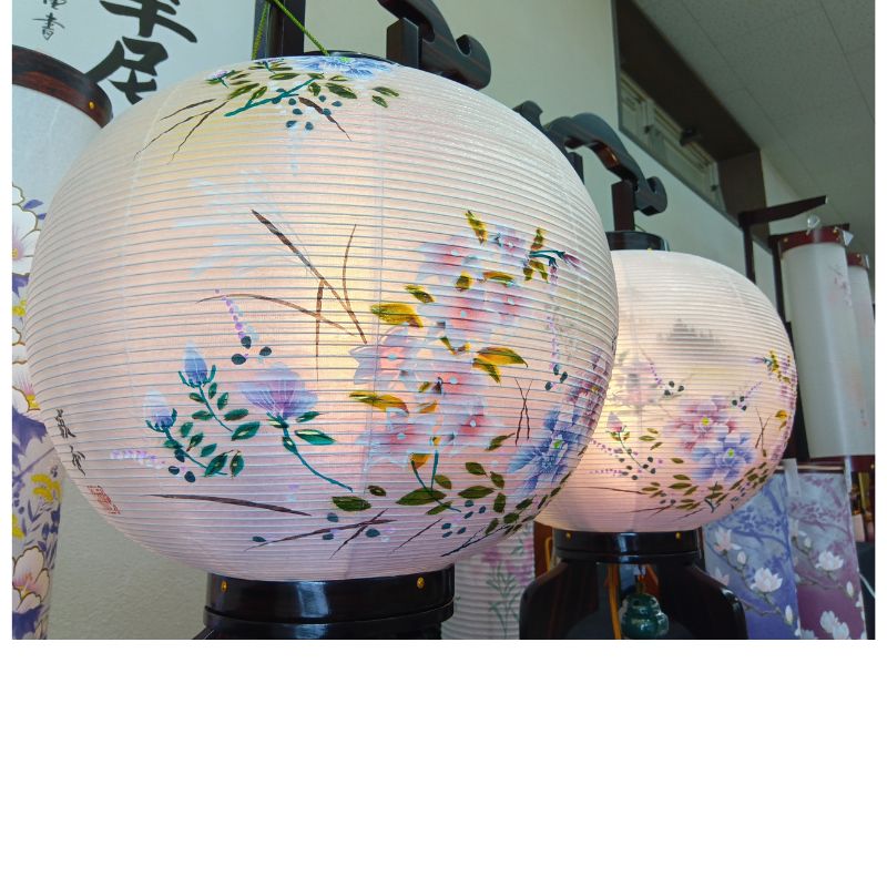 やさしい灯りと花模様。上品な絵柄の盆提灯が届きました