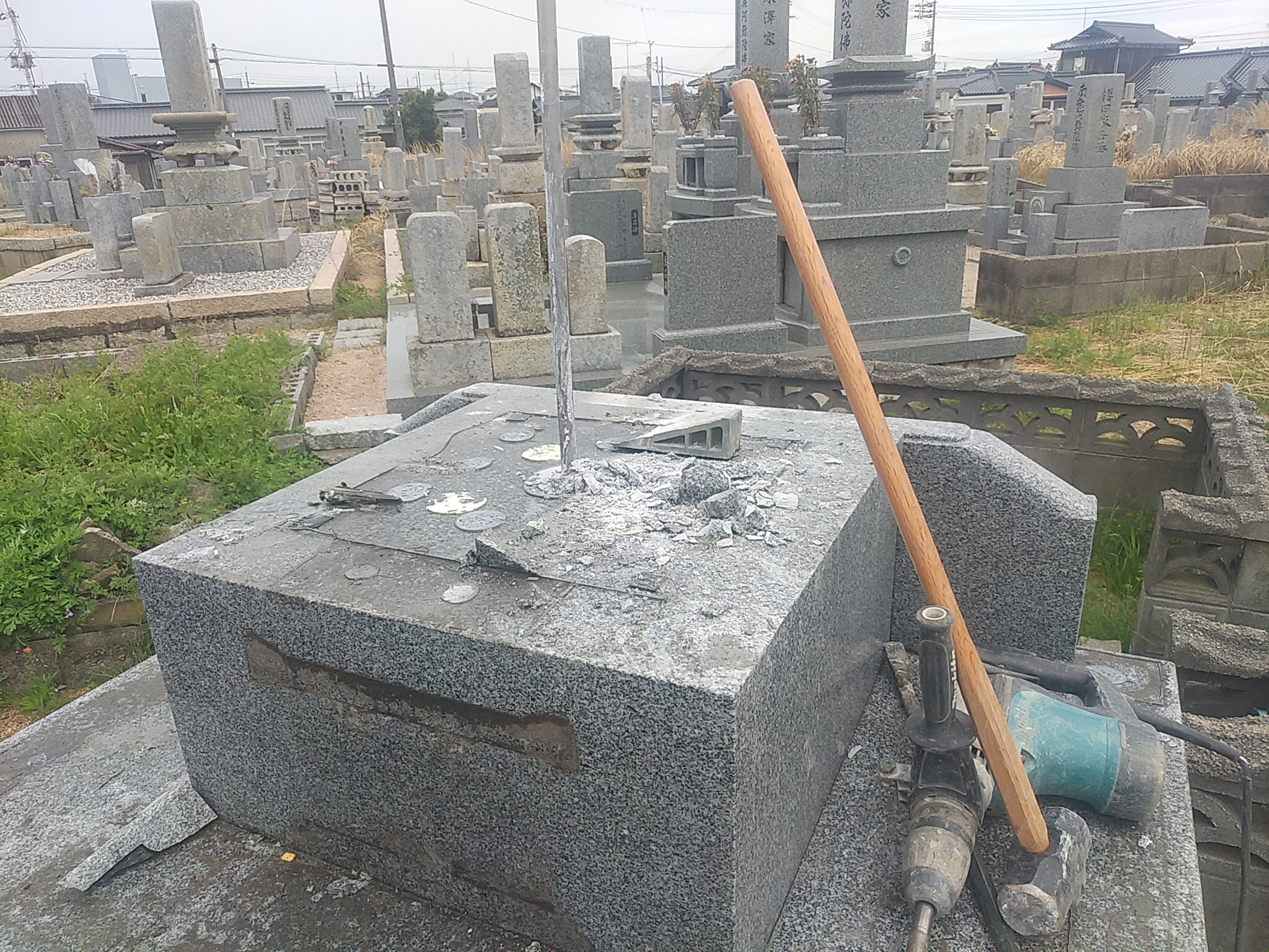 耐震棒が入った墓石構造の確認