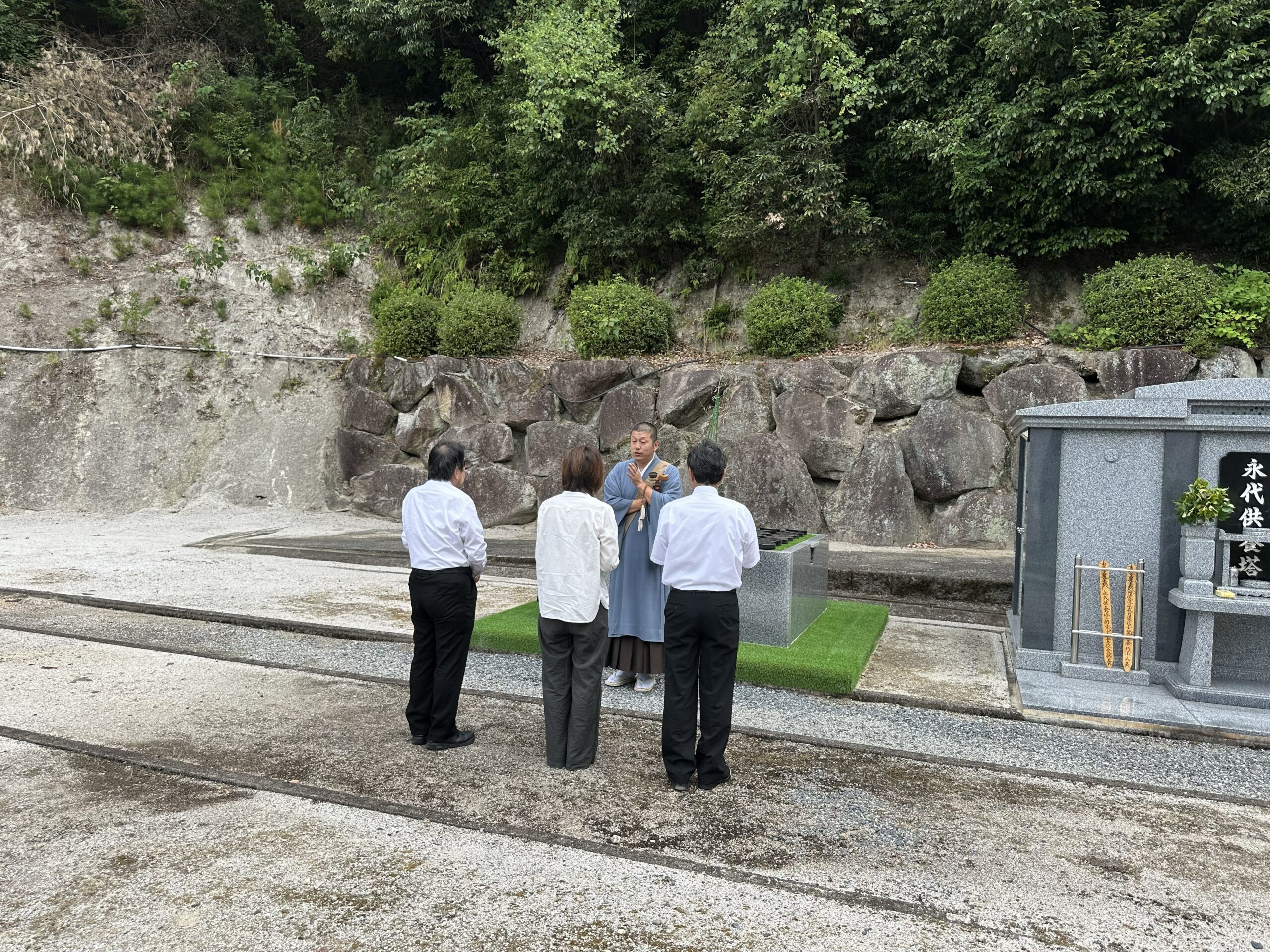 法要を終えご遺族様に優しく語りかける住職の姿
