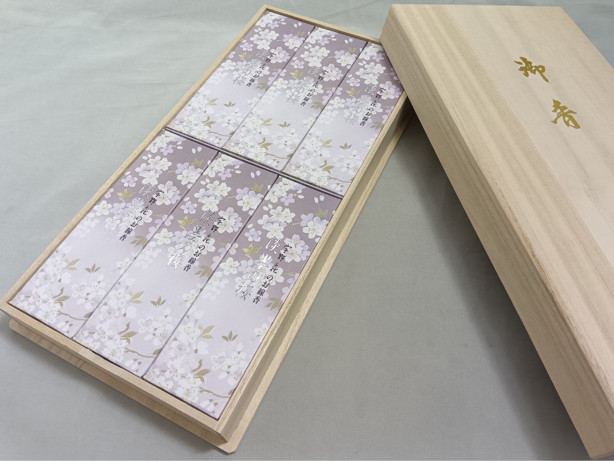お彼岸のお供えに　宇野千代「薄墨の桜」のやさしい香りのお線香